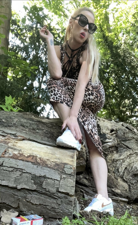 smokingqueenalina art star pics