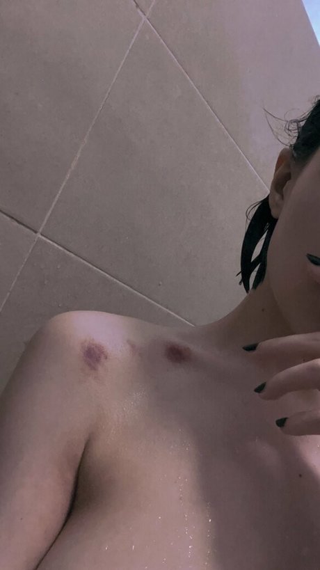 dumbbuni model nude picture