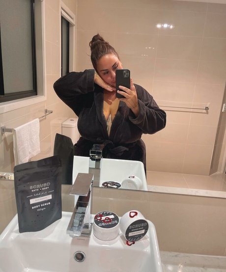 Antonia Waerea Adams star pretty img