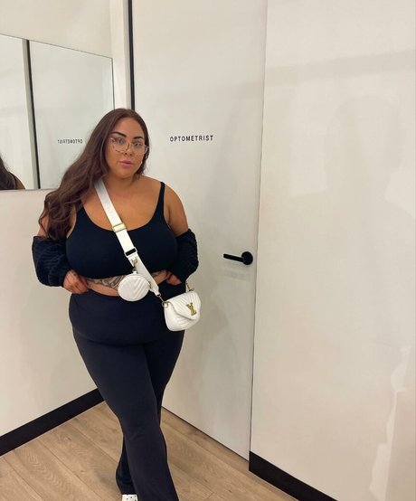 Antonia Waerea Adams exclusive model image