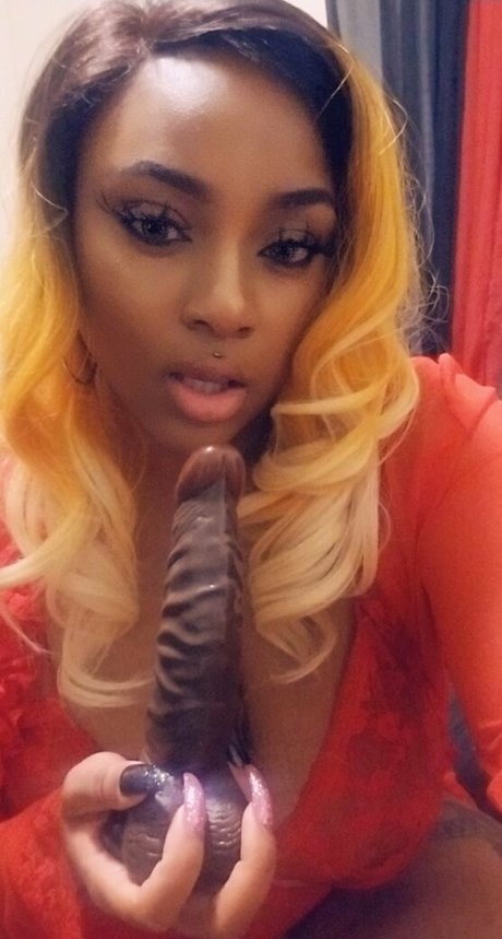 fineapple diva erotic actress photo