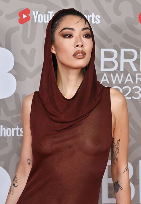 Rina Sawayama beautiful star img