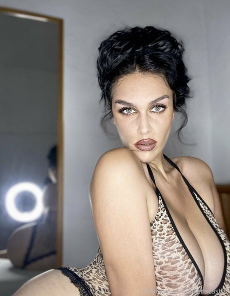 Castiza Vixens star nude photo