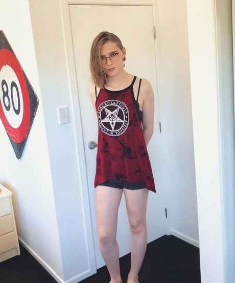 Alice In Wonder1and art actress images