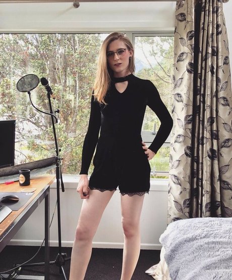 Alice In Wonder1and nude star galleries