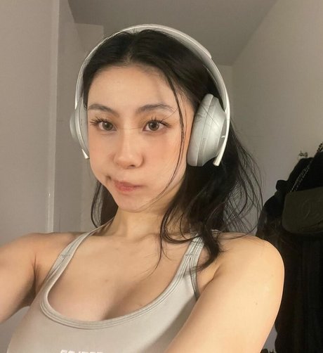 Shirliz Leee xxx actress photo