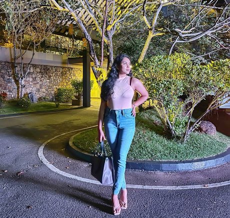 Nimesha Jayarathne nude model gallery