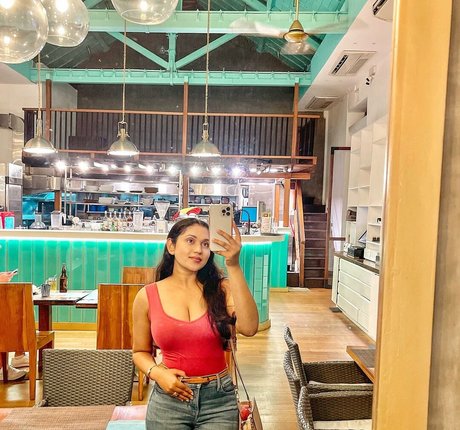 Nimesha Jayarathne model art galleries