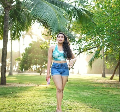 Nimesha Jayarathne hot star img