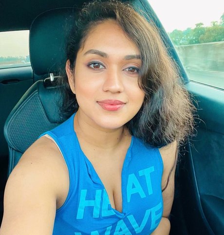 Nimesha Jayarathne star pornographic picture