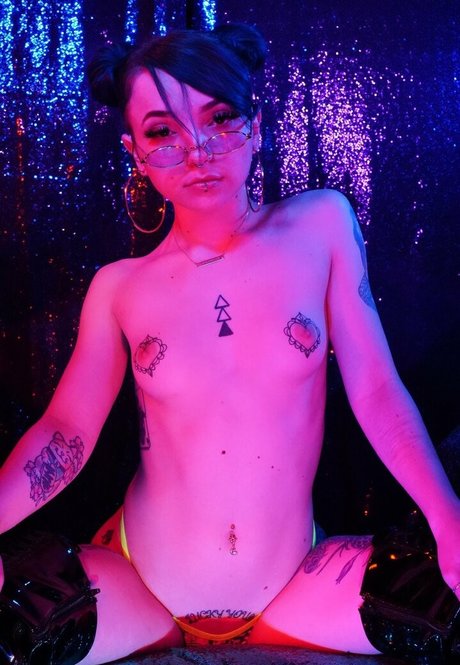 dumbasspisces model naked pictures