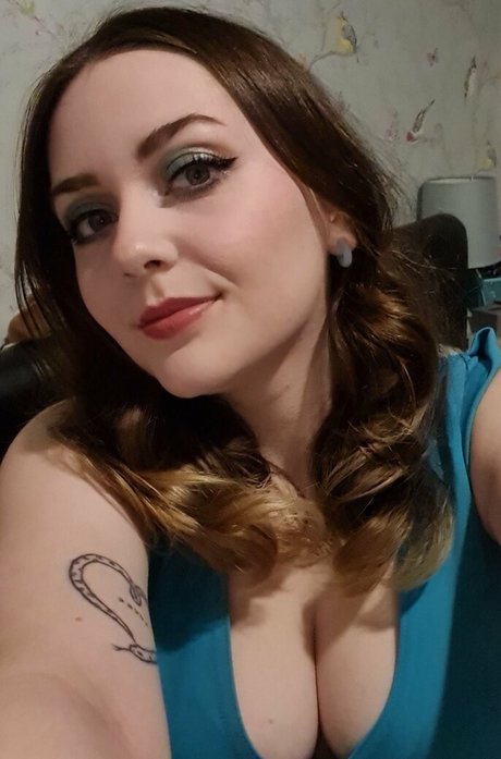 Chloe Holt model photos