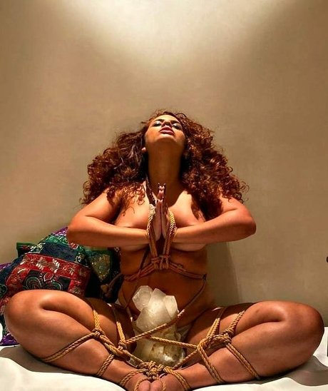 Erika Mahya star top pics