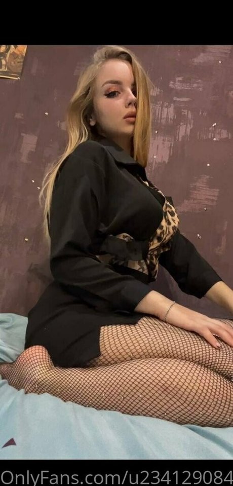 flora belll hot model image