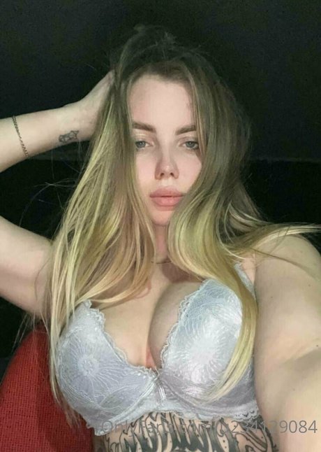 flora belll model hot pics