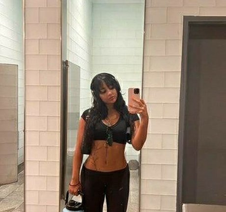 Snaxychann pretty model picture