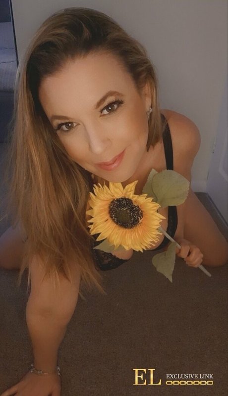 Maisie Lewis pornstar exclusive images