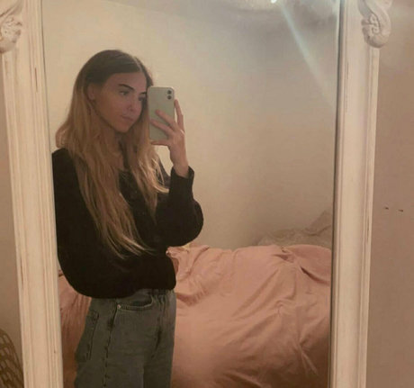 ellamoorepls model sex pics