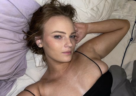 lindsaylohann model art image