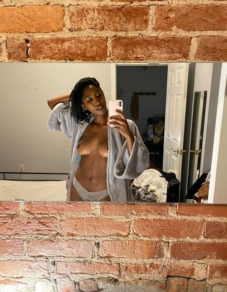 koraelle222 nude pornstar image