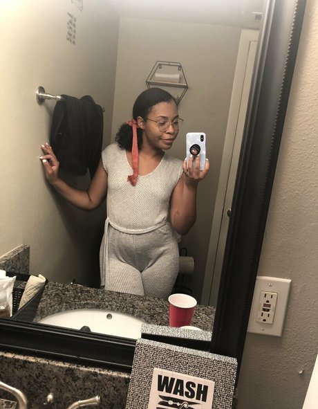 amibuefree star nudes pictures