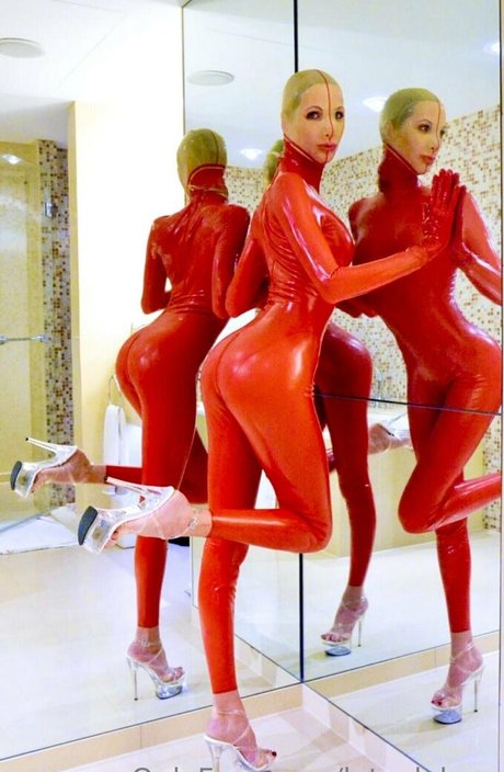 latexlolaxo model naked image