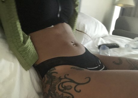 Charliebhustle_ erotic model img