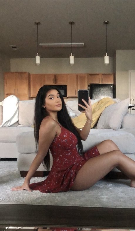 Chloe Medina hot actress picture