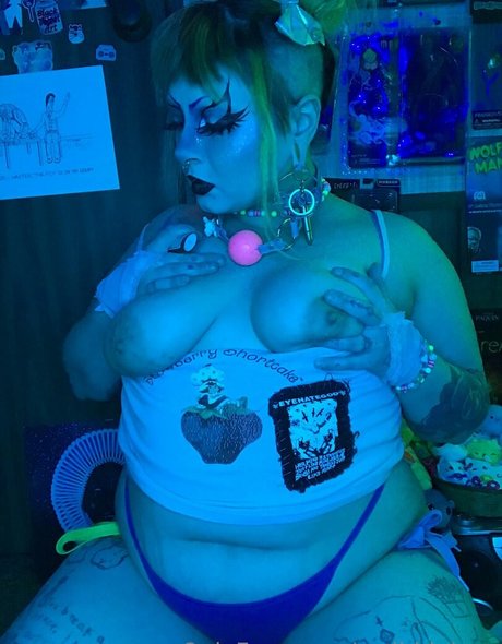 scribblelegs nude model image