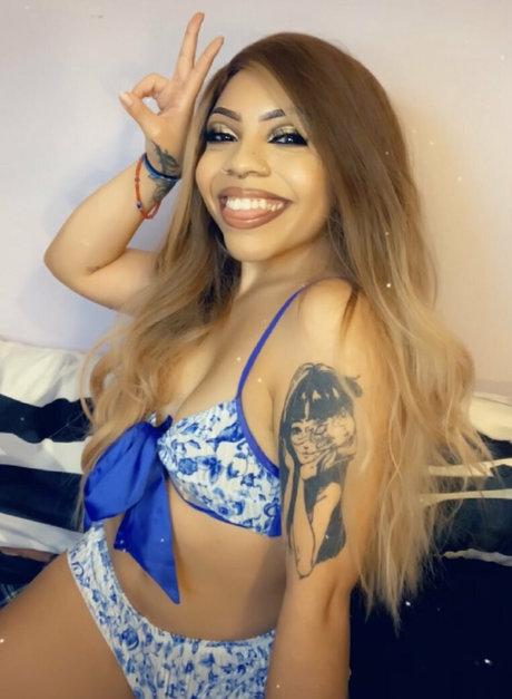 izzybrando model nude picture