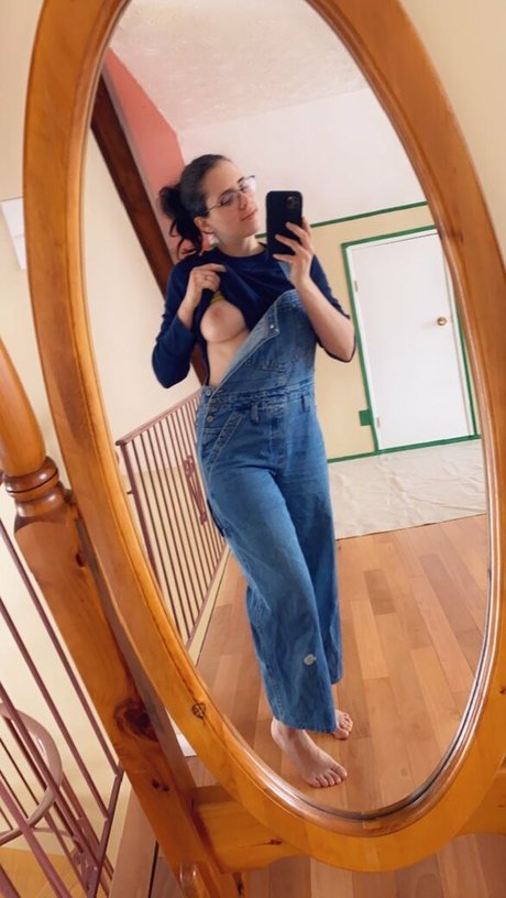 Sexy Saffron star exclusive photo