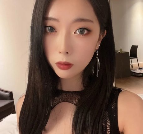 leeeee mona erotic actress pic