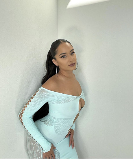 Kassandra Lee model top pictures