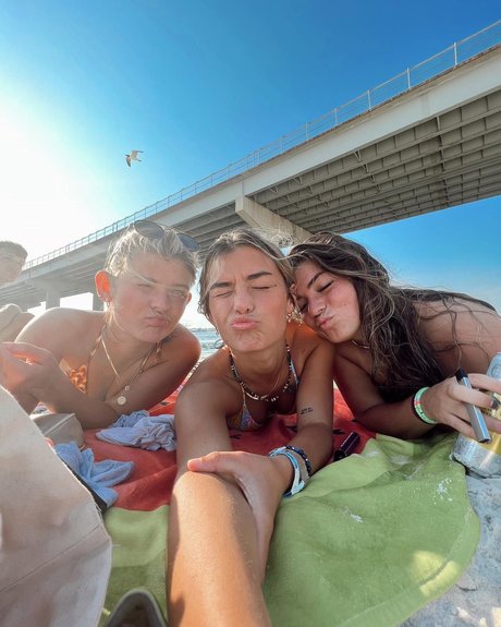 Hopie Schlenker pretty actress pictures