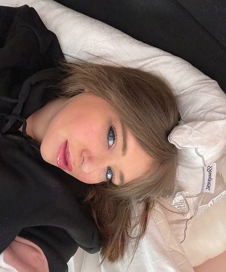 Emaliehall pornstar nude picture