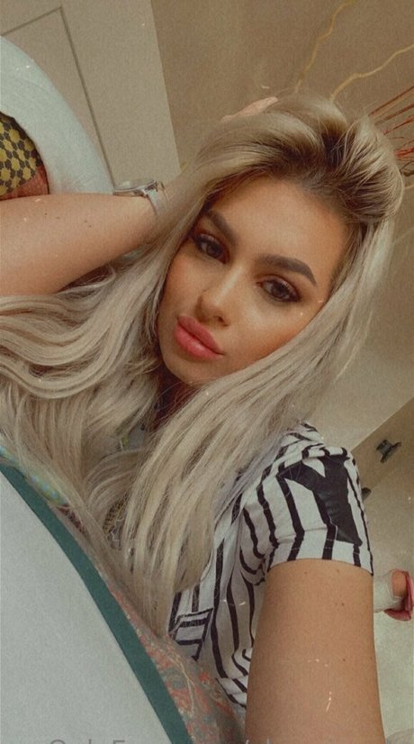 chessiecole beautiful model picture