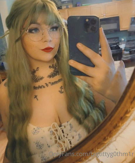 bigtittyg0thm1r star free galleries