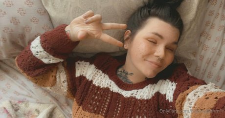 bigtittyg0thm1r sexy model picture