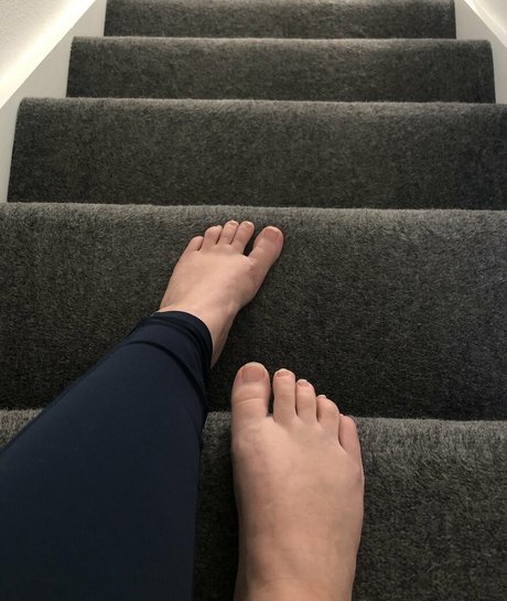 toesofmidna pornographic actress pic