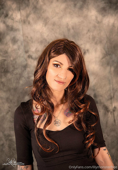 lilymonsterfree nudes model images