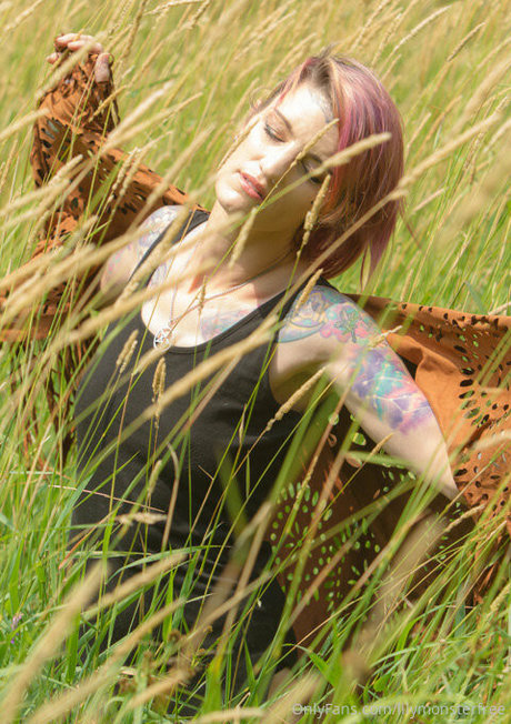 lilymonsterfree erotic model gallery