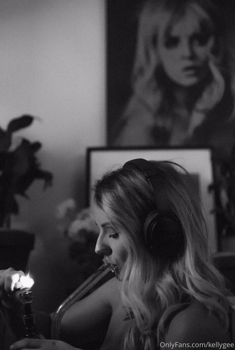 kellygee nudes star image