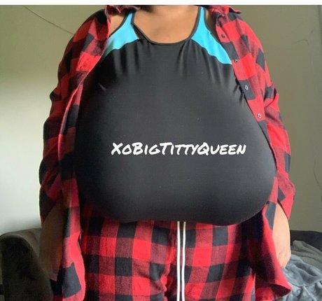 XoBigTittyQueen perfekte nackte foto