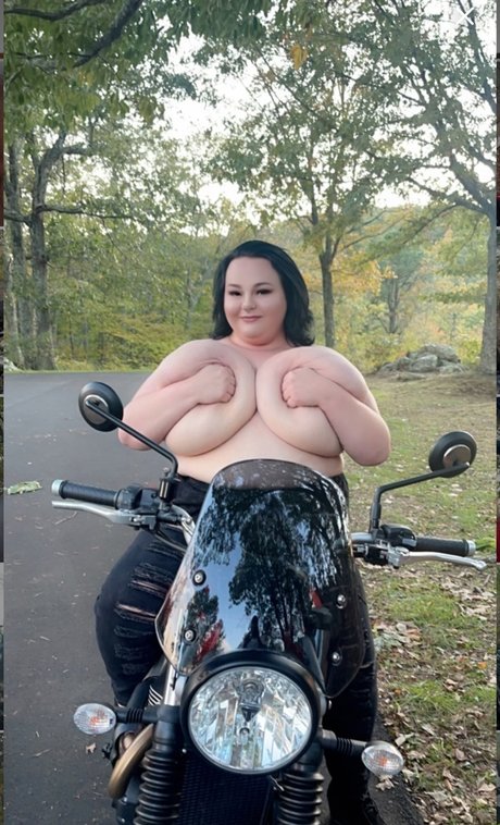 PEYTON THOMAS_ schauspielerin kunst galerie