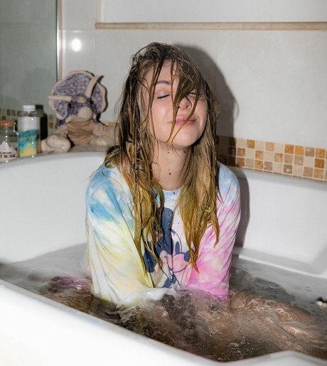 Alison Wonderland nacktheit nette galerien