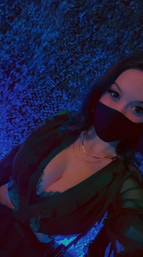 EmiliaNSFW hübsche erwachsene bild