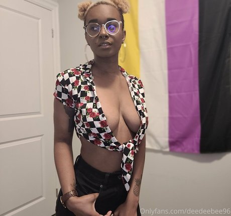 deedeebee96 erwachsene nackte foto