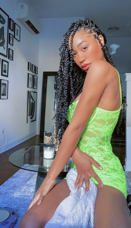 Nia Simone nackte galerie