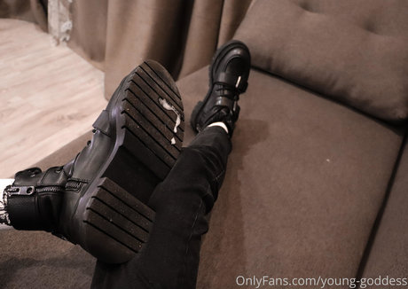 young goddess schauspielerin top bild