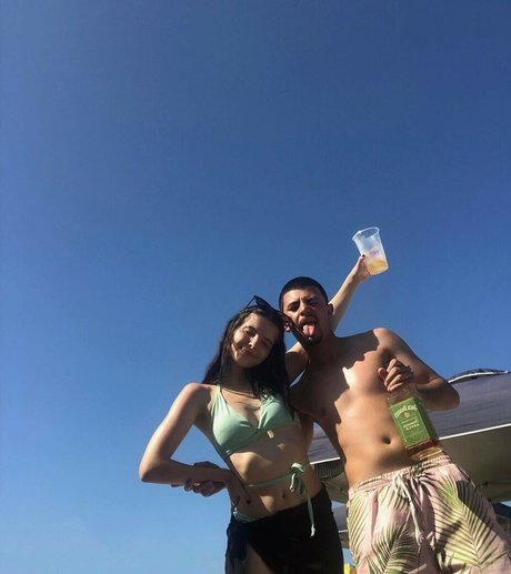 Victoria Ribeiro sexy akt bild